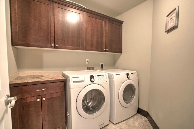 Building Photo - 1357 Elma Pl NE