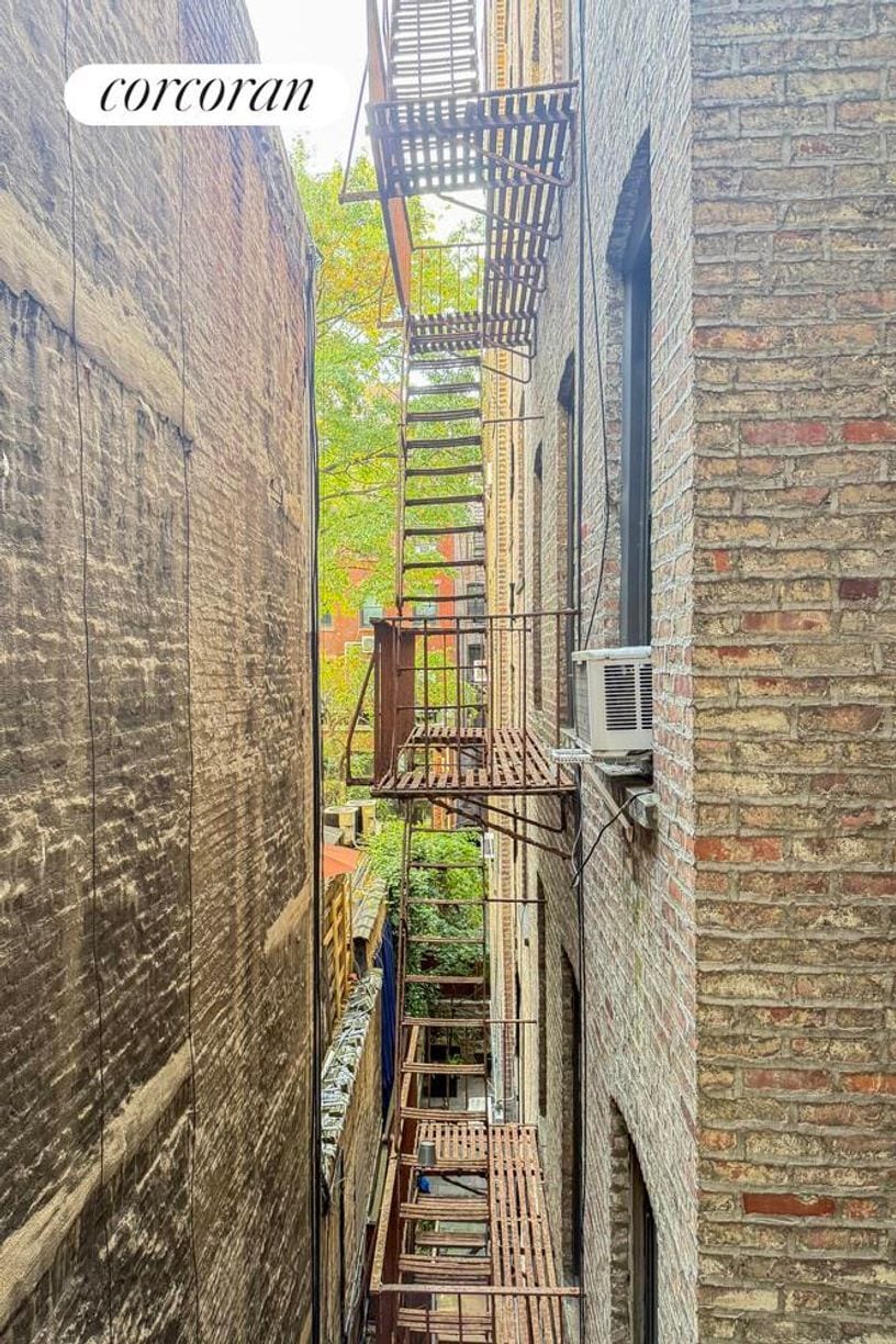 Building Photo - 128 W 13th St