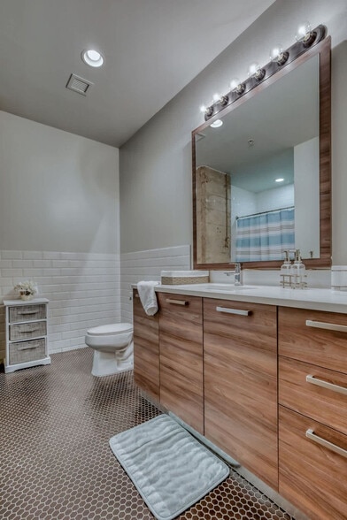 Building Photo - 500 S Ervay St