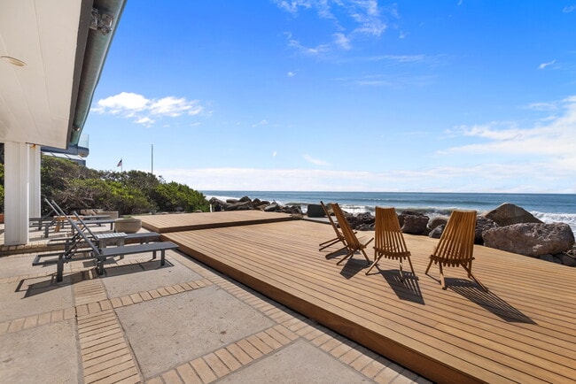 Building Photo - 2988 Solimar Beach Dr