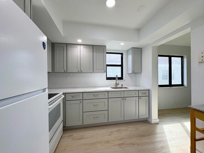 Building Photo - 305 SE 9th Ave