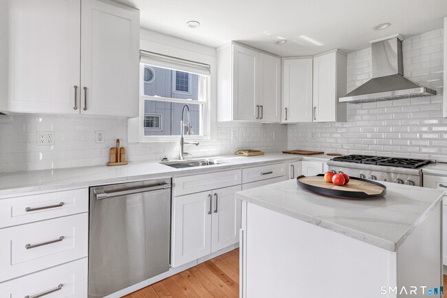 Building Photo - 855 Riverside Dr