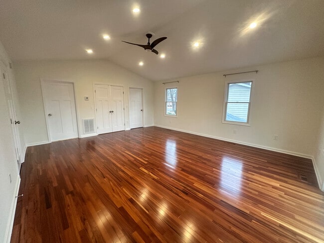 Building Photo - 310 Azalia Dr