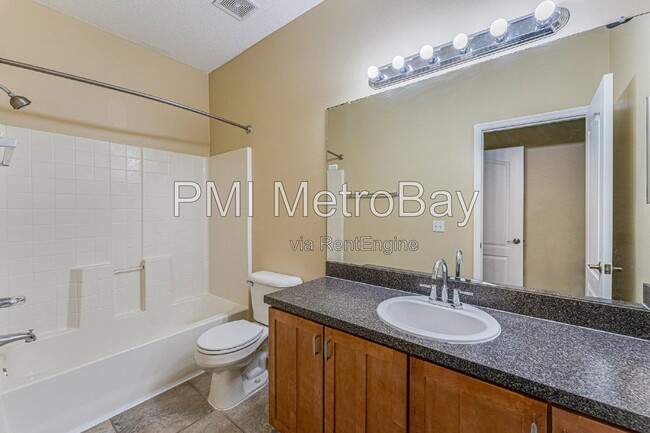Building Photo - 15706 Fishhawk Falls Dr