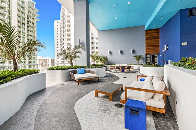 Building Photo - 1300 Brickell Bay Dr