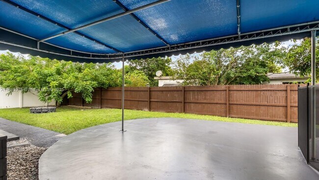 Building Photo - 740 Beachwood Ln