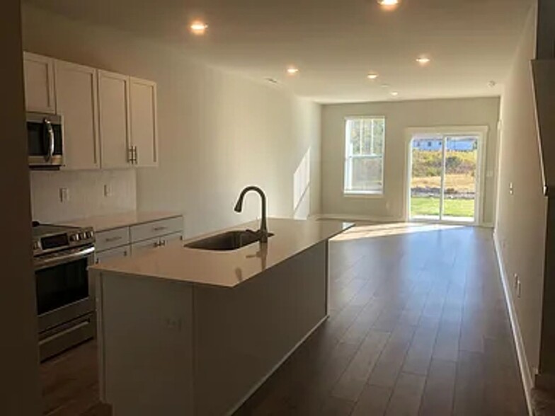 Building Photo - 713 Mickelson Way
