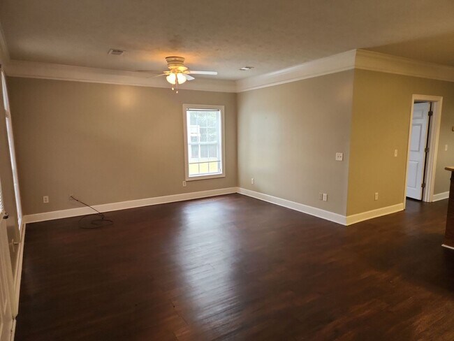 Building Photo - Prime North Columbus Location – 3 Bedrooms, 2 Baths - COMING SOON!