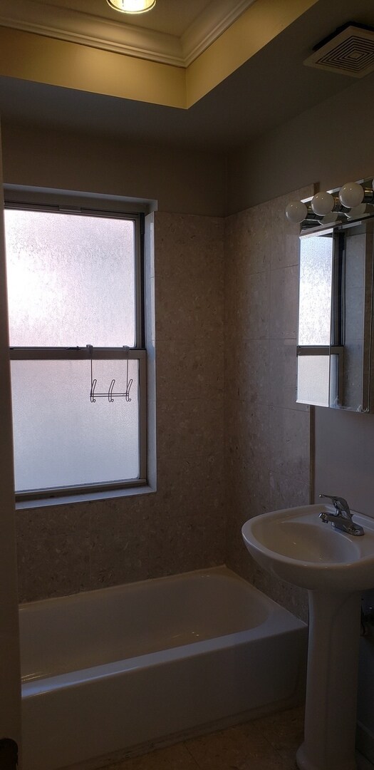 Building Photo - 917 E 78th St