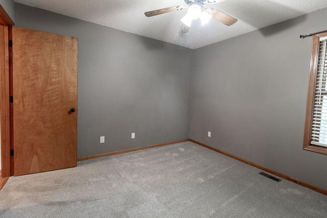 Building Photo - 1302 Look Out Ct