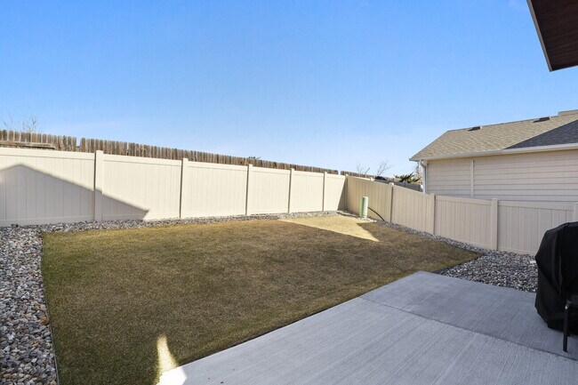 Building Photo - Modern 3-Bedroom Home for Rent in Chapel H...