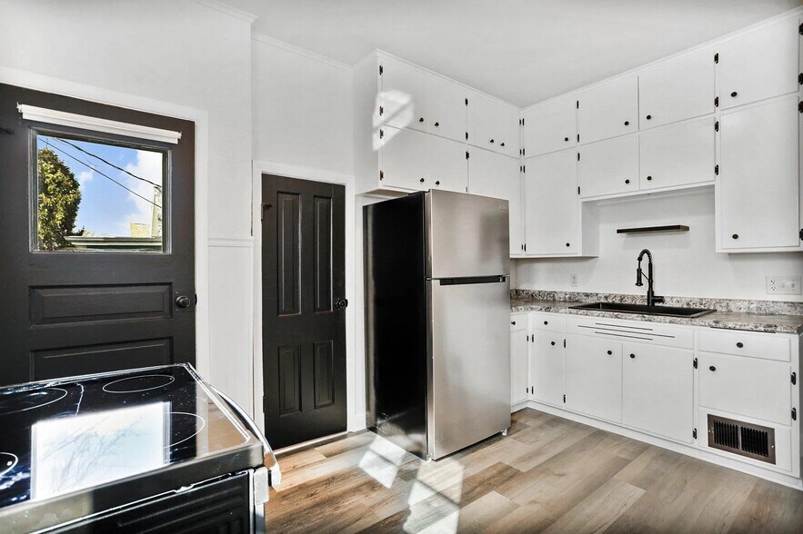 Building Photo - 426 College Ave