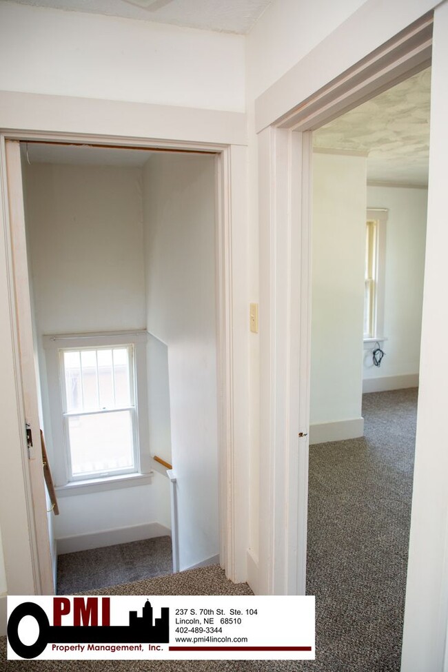 Building Photo - 4 Bedroom, 1.5 bathroom House For Rent; Av...