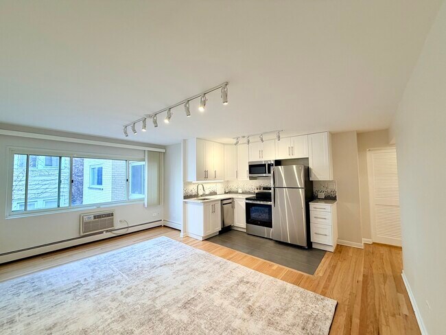 Building Photo - 526 W Roscoe St