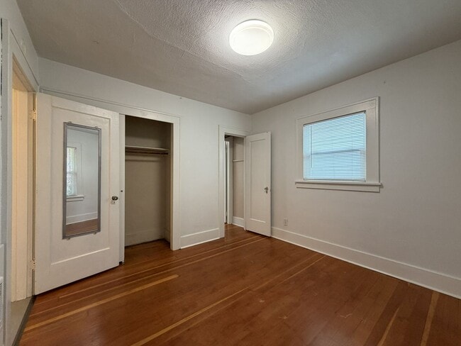 Building Photo - 7333 N Fenwick Ave
