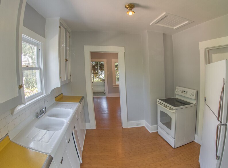 kitchen - 127 1/2 Keystone Ave