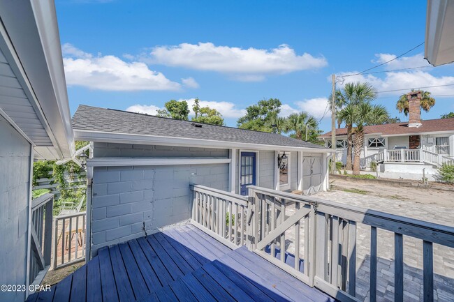 Building Photo - 2316 W Beach Dr