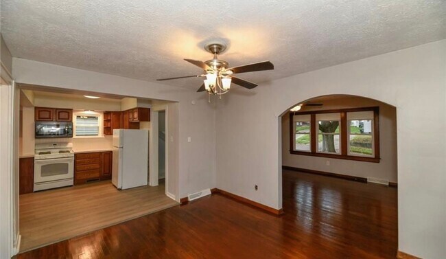 Building Photo - Beautiful home for lease