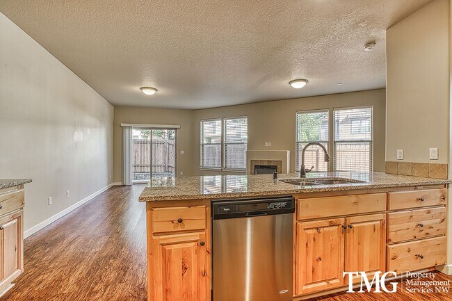 Building Photo - Contemporary 3 Bed 2.5 Bath Style Home in ...