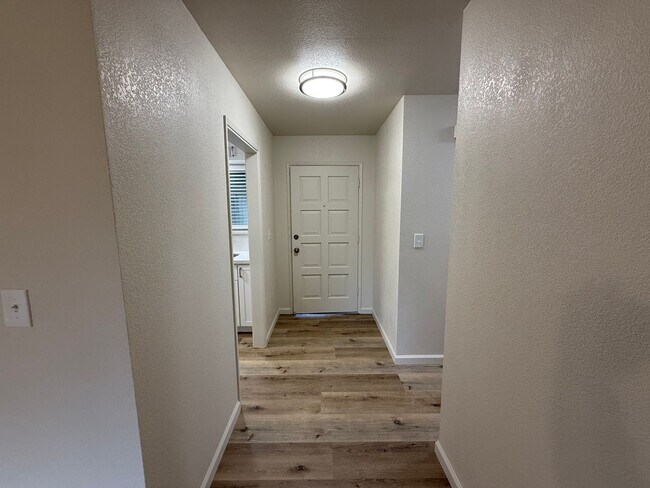 Building Photo - Fully remodeled single story located in Lakewood School District!