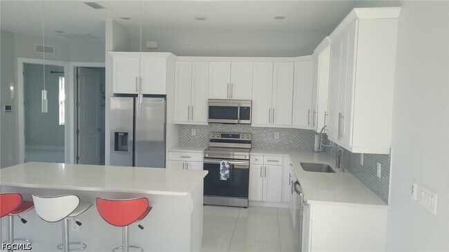 Building Photo - 653 Foxchase Dr