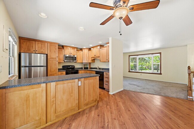 Building Photo - $1,995.95 4-bed, 1.5 bath, located in Colorado Springs with a large back yard