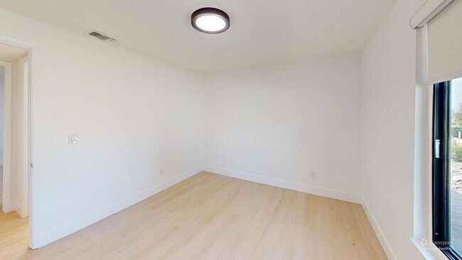 Building Photo - Welcome to your dream home! Single story R...