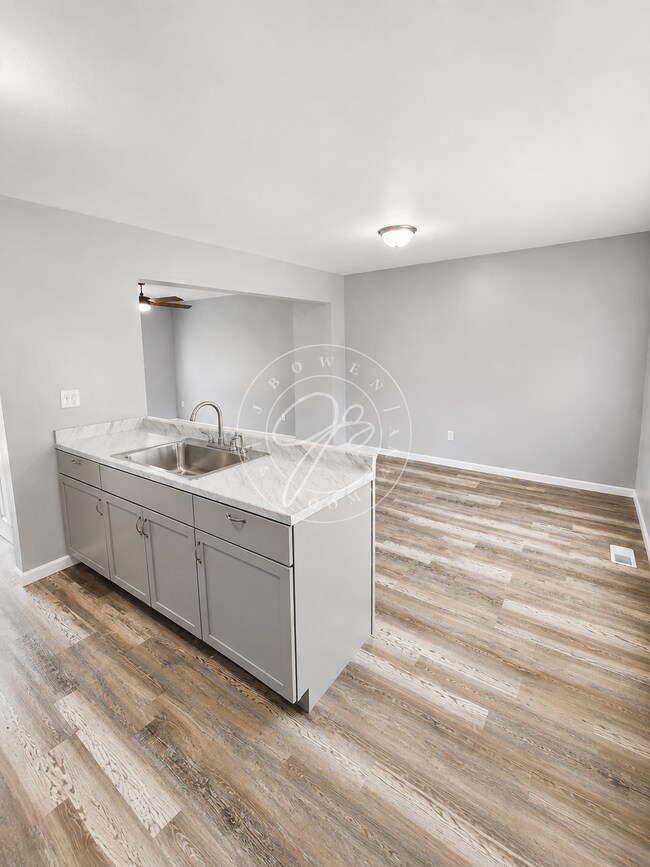 Building Photo - Fully updated like new inside! Central Air! Convenient location!
