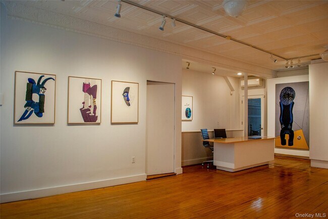 Building Photo - 362 1/2 Warren St