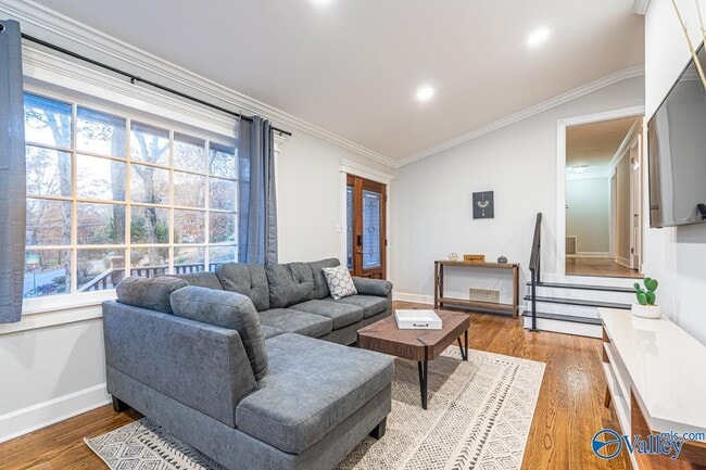 Building Photo - 702 Chambers Dr NE