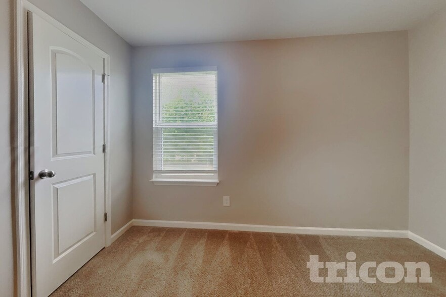 Building Photo - 1505 Hamilton Hills Dr