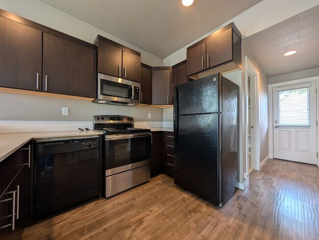 Building Photo - Beautiful 2 bedroom/1 bath home. Landscaping included!