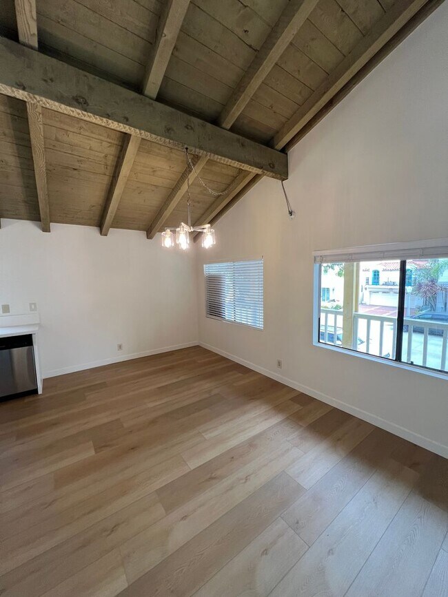 Building Photo - Beachside Living on Balboa Peninsula - Com...