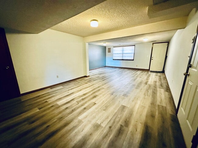 Building Photo - {1809} Spacious Duplex in Great Blue Springs Location + Finished Basement + 1 Car Garage