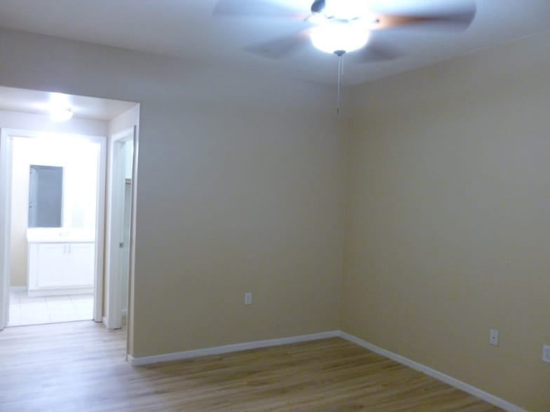 Building Photo - 3400 Cabana Dr