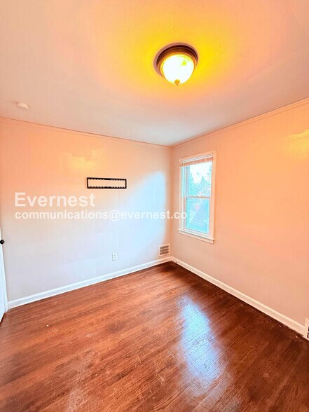 Building Photo - 5747 Lakepointe St