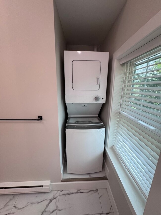 Building Photo - Trendy Urban Loft