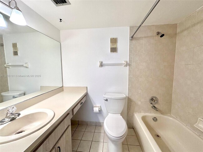 Building Photo - 250 Jacaranda Dr