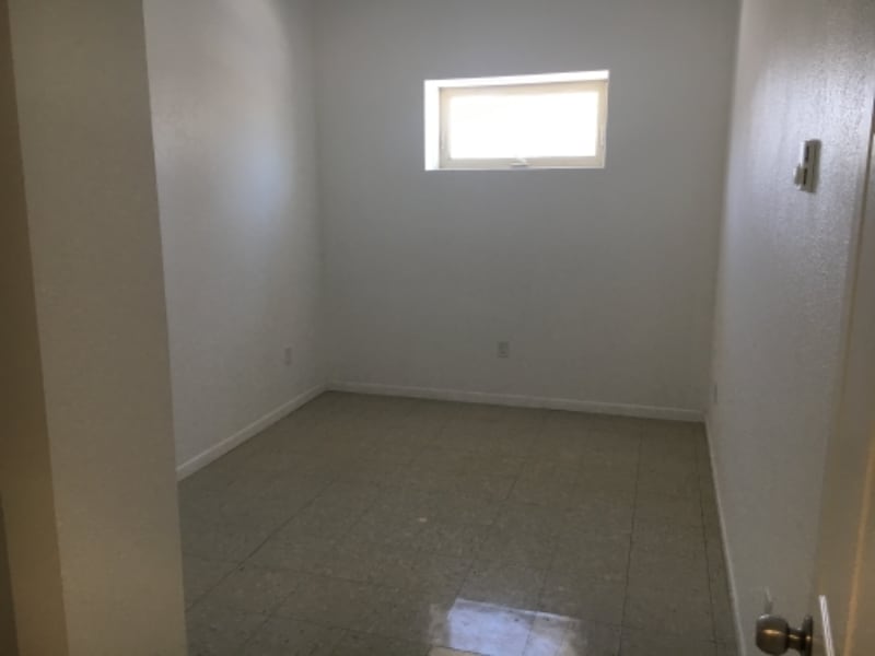 Building Photo - 208 Center St