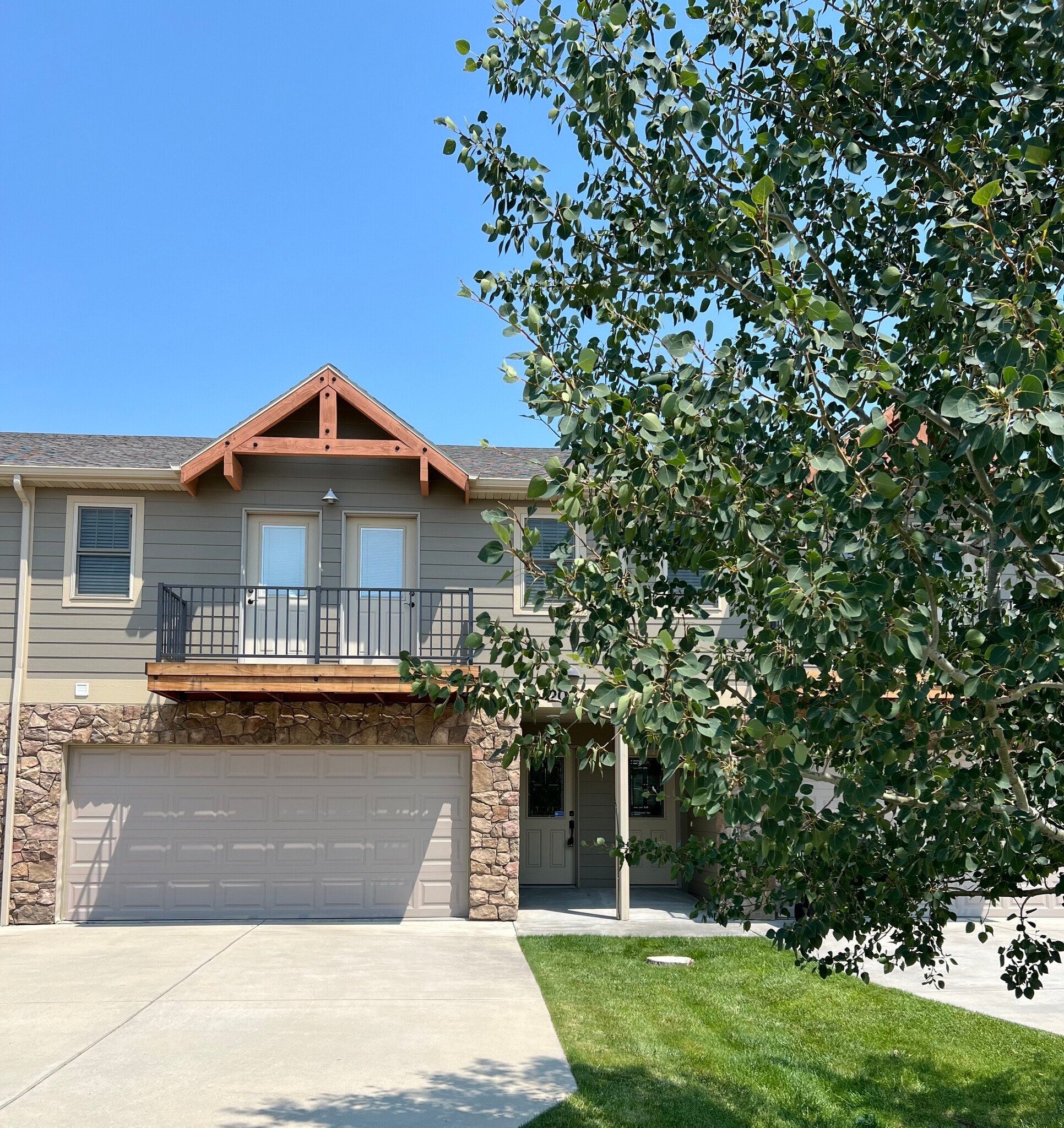 Building Photo - 2027 Lakehills Dr