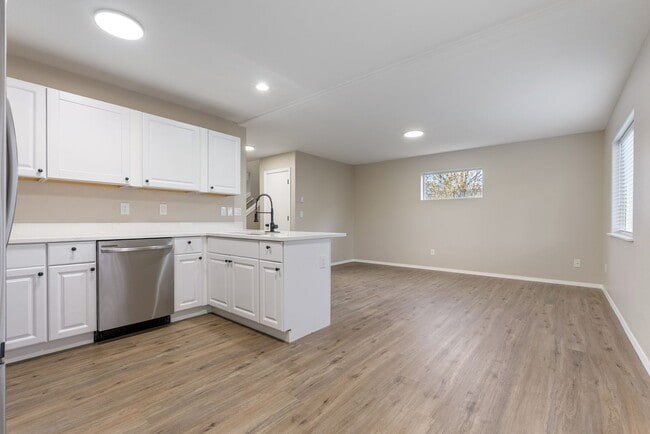 Building Photo - 4 bedroom/2.5 bathroom available in SE Portland