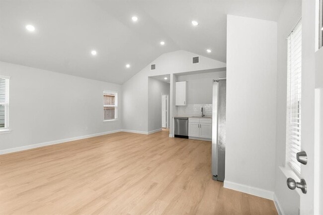 Building Photo - 16955 Balmoral St