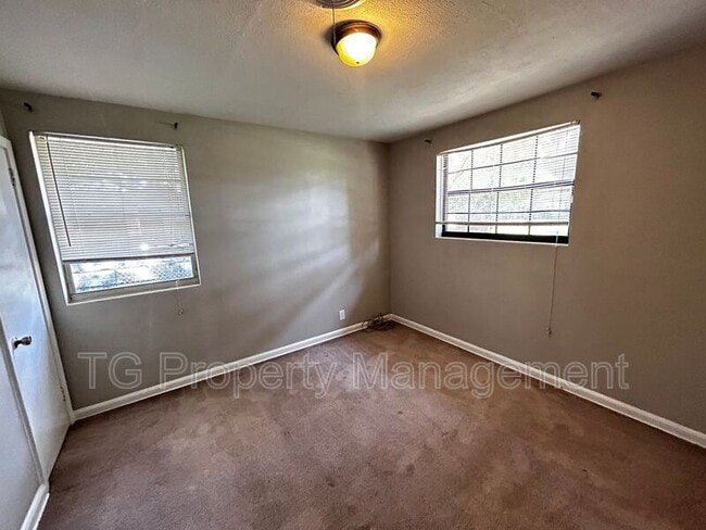Building Photo - 6422 Solandra Dr
