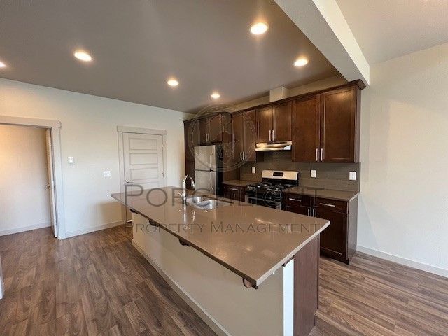 Building Photo - 2200 Greenview Cir