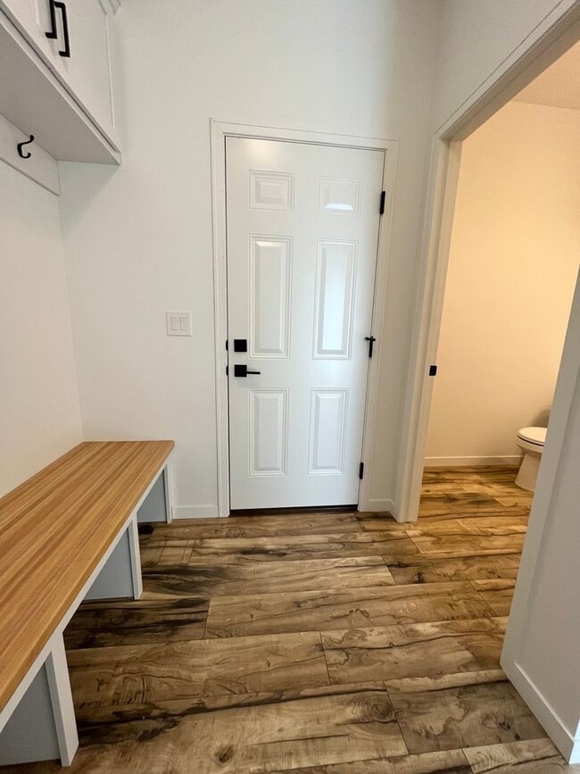 Building Photo - 4 Bed/3.5 Bath with 4 Stall Heated Garage!