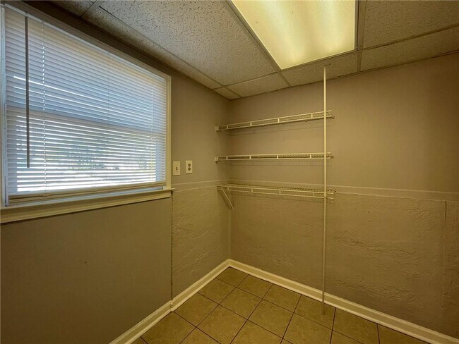 Building Photo - 1001 Traymore Dr