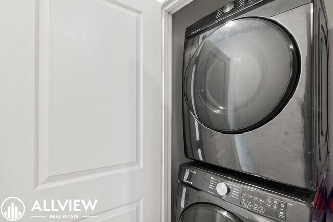 Building Photo - Bright & Upgraded 2 bedroom Anaheim Townhome in Prime Location!