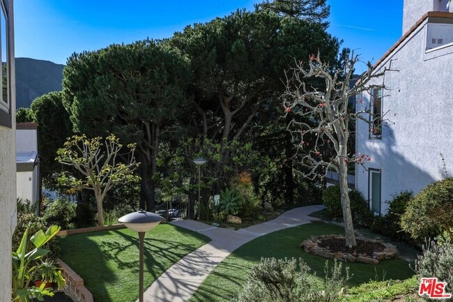 Building Photo - 17097 Palisades Cir