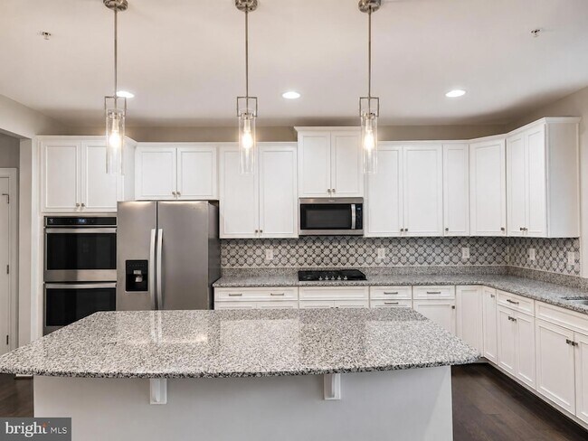 Building Photo - 3348 Burton Dr