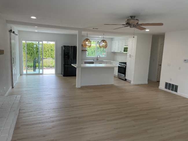 Building Photo - 405 Beaumont Dr